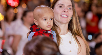 Crianças e idosos atendidos por entidades sociais e em tratamento médico celebram magia natalina em visita ao Natal do Bem 2025